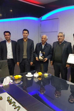 The donation of the statue of top exporter of the year 2015 by Mr. Nima Bozorgmehr, head of the Export Development Bank of Iran, Isfahan Branch, to the management of Fanavar Plastic Sepahan Co., Mr. Hossein Moradi